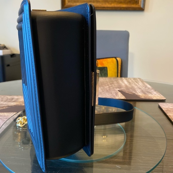 Chic Black and Gold Crossbody Bag - Picture 4 of 5